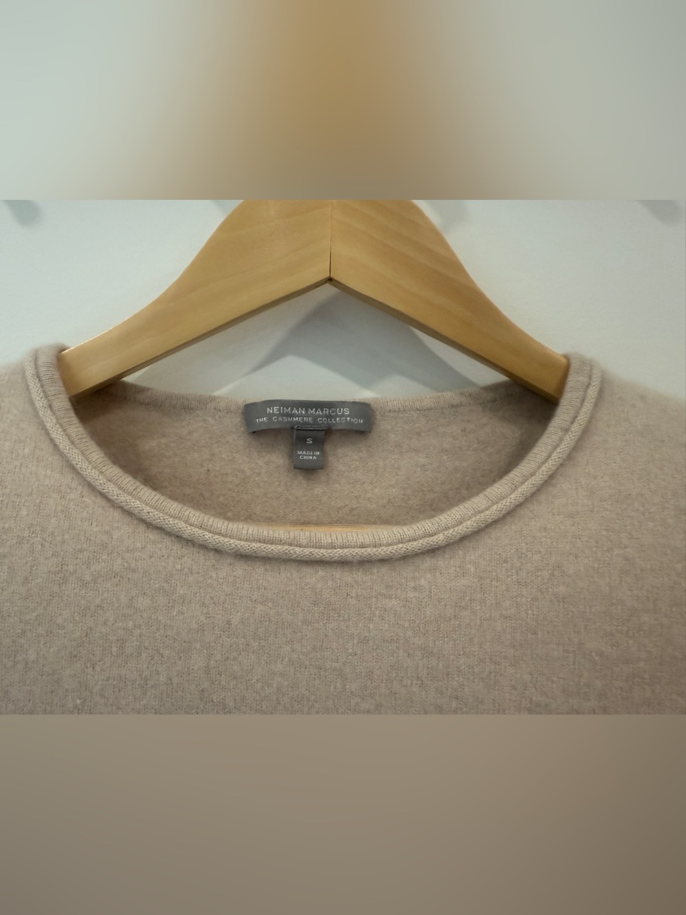 Neiman Marcus 100% Cashmere Asymmetric Sweater Top | Size S | light beige cream - Picture 6 of 9